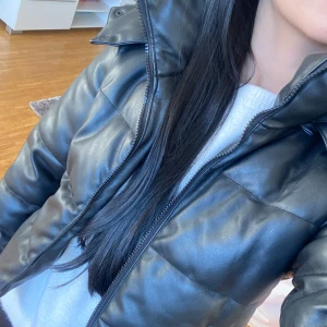 Snyggt vinterjacka!💞 - Intressekoll på denna jätte snygga skinjackan från Na-kd. Den har ett dragkedja framtill och är perfekt för vintern.  Jackan är i storlek 32 och passar mig perfekt som brukar har 34( alltså xs) . Superbekväm och håller dig varm under kyliga dagar! Vid funderingar och prisförslag så är det bara att höra av dig ❤️