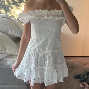 Student klänning , zara - Såå fin zara klänning perfekt t studenten🤍 (första bilden är lånad alla andra är mina!)  använd en enstaka gång🩷 sälja ej längre!