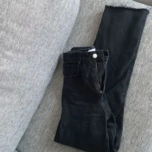 Raka jeans från zara i storlek 36.