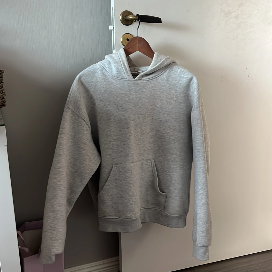 Grå hoodie från Gina Tricot - 92