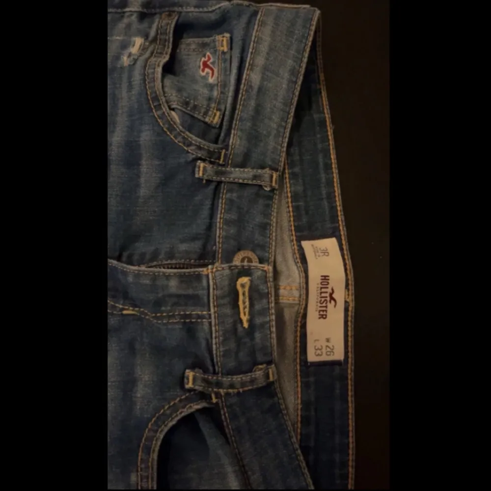 Säljer ett par snygga blå jeans från Hollister i storlek 26/33. dom har hål vid knän och är lågmidjade och bootcut! tyvärr är dom för småa på mig så kan tyvärr nt ta bild med den på❤️ inga defekter! pris kan diskuteras. skulle säga storlek är ungefär xs/s. Jeans & Byxor.