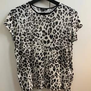 Supersnygg leopard T-shirt från Massimo Dutti. Storlek xs men passar mig som är xs-s. Super bra skick och bra material 