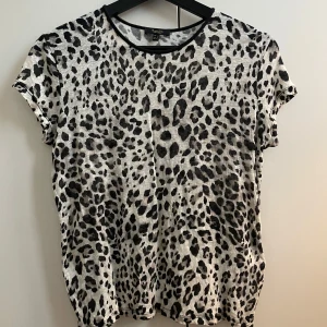 Leopard tröja Massimo Dutti  - Supersnygg leopard T-shirt från Massimo Dutti. Storlek xs men passar mig som är xs-s. Super bra skick och bra material 