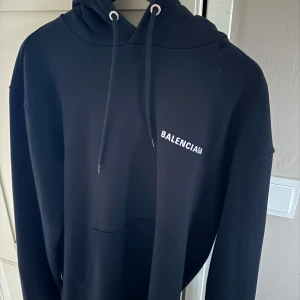 Balenciaga hoodie - Balenciaga hoodie i nyskick!  Något oversized passform. Storlek M. Nypris runt 10k