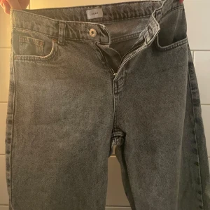 Grå jeans från Grunt - Säljer ett par skit snygga byxor från Grunt. Skicket är jätte bra och är använd ungefär 10 gånger sedan bara varit i garderoben. Storleken är S men passar även de som har XS. Skriv om du har frågor!