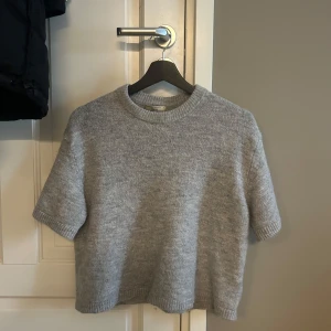 Grå stickad tröja - Säljer denna grå trekvartsärmade stickad tröja, har inga defekter och är perfekt till vardags💕
