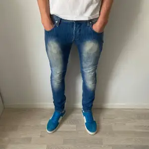 Snygga blå jeans med en fet tvättad look. De har en slim passform och är perfekta för både vardag och fest. Skicket är 9/10 och nypriset ligger på 4000kr. Vårat pris, ENDAST 799kr! Modellen är 190cm och 75kg. Skriv vid minsta fråga eller fundering!