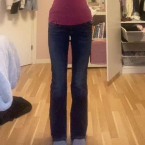 Mörkblå bootcut jeans från Gina Young - Säljer ett par snygga mörkblå jeans från Gina Tricot i storlek 164. Low waist. Säljer då de är för korta för mig som är ca 163. Jeansen är uppsrättade längst ner (se bild 4)  Pris kan diskuteras