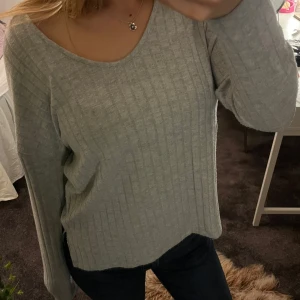 Grå ribbad tröja - Säljer en supermysig grå ribbad tröja med lång ärm och har en liten slits på båda sidorna. Använt fåtal gånger och i mycket bra skick. Har tyvärr klippt bort lappen så är inte säker på storleken, men den sitter som S🫶