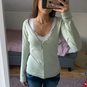 100% kashmir kofta - 100% kashmir kofta i ljus grön färg med fina ängla vingar baktill i glittrigt matrial, sömmarna glittriga också. Inte nopprig och inga hål, väldigt bra skick. Storlek S✨SÄLJER MASSA 100% Kashmir tröjor, checka profilen och insta wiseuf🌟✨ 