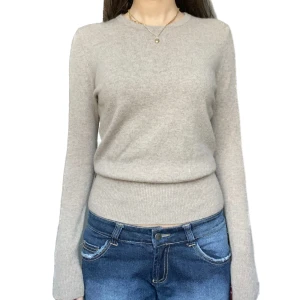 100% kashmir tröja - Beige 100% kashmir tröja. Jätte fint skick, inte nopprig. Lite tightare nertill som gör att man kan dra upp den lite och få en fin passform. Super mjuk, motsvara S. SÄLJER MASSA 100% Kashmir tröjor, checka profilen och insta wiseuf🌟✨ 