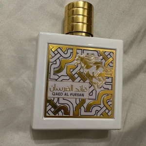 Qaed Al Fursan Parfym - Säljer en lyxig parfymflaska från Qaed Al Fursan. Perfekt för den som vill ha en unik och stilren doftupplevelse. Köpt ifrån cdon för 265 endast testat🤍