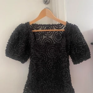 Svart blus med puffärmar - Säljer en superfin svart blus. Den är i jätte bra skick!! Från Ruth&circle