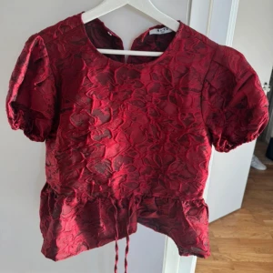 Snygg fest blus - Säljer den perfekta blusen, perfekt till fest eller jul🥰Hör av dig vid frågor