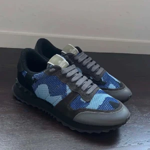 Valentino rockrunners - Säljer ett par snygga Valentino Garavani rockrunners som är oanvända. Perfekta för både vardag och fest! Kommer i originalförpackning. 