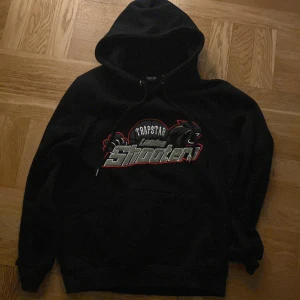 Trapstar hoodie - Hej! säljer min trapstar hoodie, den är jätte skön att ha på sig och är bra för att hålla sig varm nu på vintern. Hör av dig om du har frågor! 