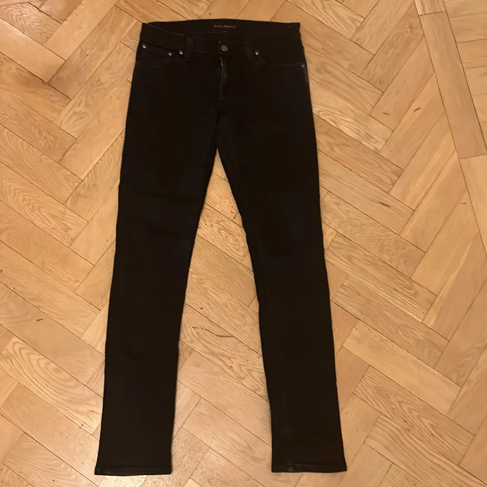 Nudie jeans i modellen long John (slimfit) byxorna är i perfekt skick utan defekter. Storleken är W27 L32 men sitter mer som 30. Byxorna passar någon som är ungefär 165.. Jeans & Byxor.