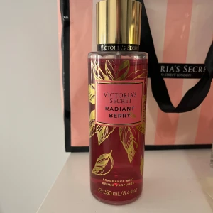 Radiant Berry Fragrance Mist från Victoria's Secret - En fräsch och bärig doftmist från Victoria's Secret, Radiant Berry. Flaskan är 250 ml🩷 Perfekt för att fräscha upp sig med en söt och fruktig doft. Endast testad