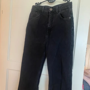 Svarta jeans med slits - Säljer ett par snygga svarta jeans från Pull&Bear med slits💕