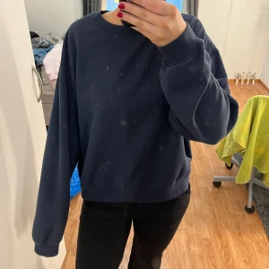 Mörkblå sweatshirt - Säljer en mörkblå sweatshirt i mycket bra skick. Den är perfekt för höst och vinter med sin bekväma och avslappnade passform. Tröjan har långa ärmar och är gjord av mjukt material som håller dig varm. Perfekt för en casual look eller mysiga dagar hemma.