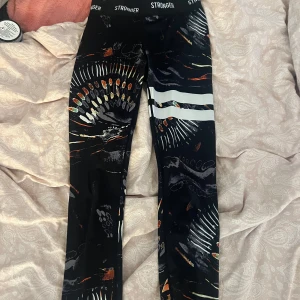 Mönstrade leggings från Stronger - Säljer domma fina tights ifrån stronger i storlek S-M, använt ett par gånger men syns absolut inte nån stans, dom är som nya 💗
