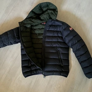 Colmar jacka - Hej säljer en mörkblå vinterjacka från märket colmar, den är mycket bra skick. Storleken är 16 år och passar för dem som är 176cm