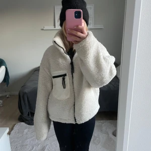 Vit teddyjacka  - Mysig vit teddyjacka. Perfekt för kyliga höst- och vinterdagar. Superbekväm och trendig! Mycket bra skick❤️