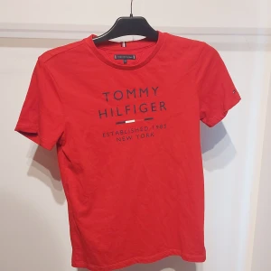 Röd t-shirt från Tommy Hilfiger - Snygg röd t-shirt från Tommy Hilfiger i barn storlek 164 motsvarar typ S