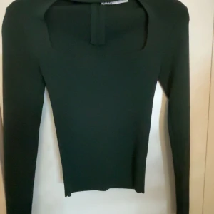 Mörkgrön tröja från Zara - Säljer en mörkgrön tröja från Zara i storlek S. Finns inte längre på deras hemsida. Tröjan har en fyrkantig halsringning och långa ärmar. Materialet känns mjukt och bekvämt, använt 1-2 gånger. Första bilden är inte från mig. 
