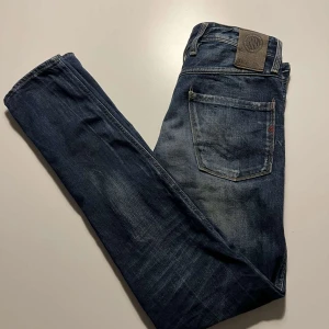 replay jeans - Säljer nu dessa sjukt feta Replay Anbass i otroligt bra skick.🙌Perfekt nu till vintern.❄️ Skön tvätt på dem också! Storlek 29/32. Pris kan diskuteras vid snabb affär!😁