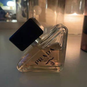 Prada paradoxe - Säljer min Prada paradoxe parfym. 50 ml men se bild. 