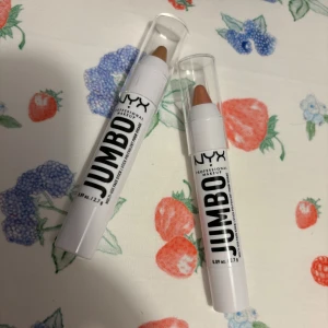 Jumbo ögonpenna från NYX - Säljer två NYX Jumbo ögonpennor i en krämig och lättanvänd formula. Perfekt för att skapa både subtila och dramatiska ögonlooker. Perfekt för både vardag och fest! Helt oanvända 