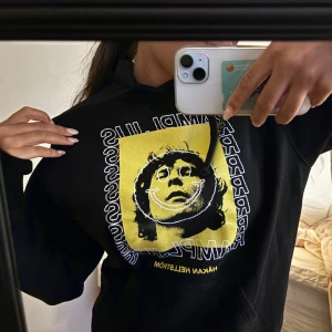 Håkan Hellström hoddie - Säljer denna coola och unika hoddie från Håkan Hellström merch. Använd fåtal gånger då den inte kom till användning och därav säljer jag den. Såå coola detaljer på båda ärmarna 🤩