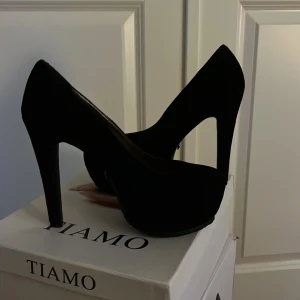Svarta pumps i mocka från Tiamo - Snygga svarta pumps i mocka från Tiamo i bra skick. De har en hög klack och är perfekta för festliga tillfällen 🌟 orginalpris 500kr