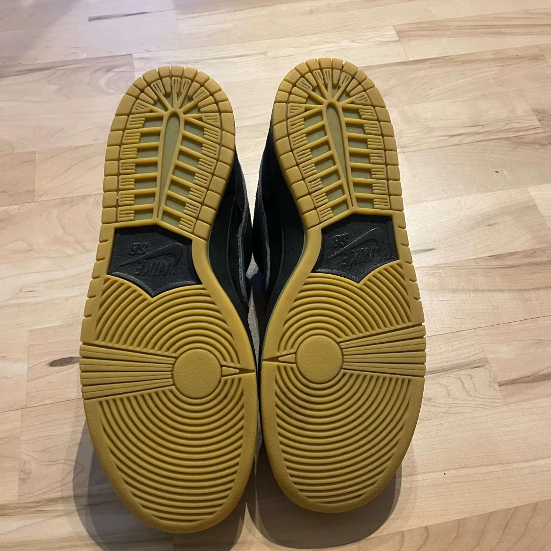 Nike SB Dunk Low Pro i svart och grå - 91