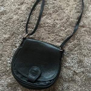 Svart axelväska  - Unik väska i nyskick, 100kr