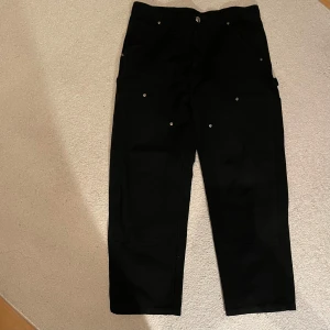 Chrome Hearts Carpenter Byxor (ⓀⓄⓅⒾⒶ) - Svarta Chrome Hearts Carpenter Byxor / Nästan oanvända / Bra skick / ⚠️ NOTERA ATT DETTA ÄR EN ⓀⓄⓅⒾⒶ ⚠️