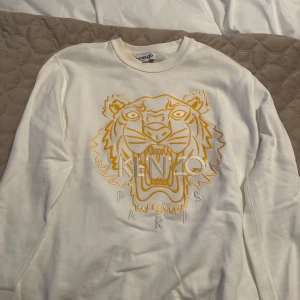 Vit sweatshirt från Kenzo med tigertryck - Säljer en snygg vit sweatshirt från Kenzo.