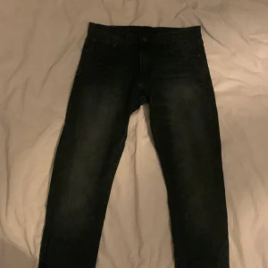 Levi's 512 jeans - Säljer ett par Levi's 512 jeans i mörkblå färg. De är i väldigt bra skick och väldigt sköna. Storleken är 31/32 och är slim fit.
