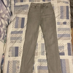 Grå jeansbyxor - Säljer ett par grå jeansbyxor i mycket bra skick. De är högmidjade och har en slim passform som sitter snyggt. Perfekta för både vardag och fest! 🖤