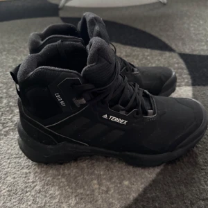 Adidas Terrex - Säljer dessa Adidas Terrex vinterkängor (continental sula) som jag endast använt ett fåtal gånger, skorna är i ett jättebra skick och rena. Storlek 42,5. Priset kan diskuteras 