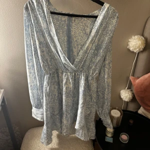 Blå vit klänning - Jätte fin somrig klänning💙🤍Använd 1 gång