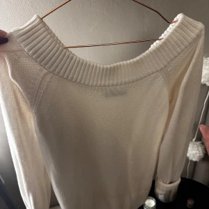Vit offshoulder tröja - Jätte mysig tröja🤍🤍