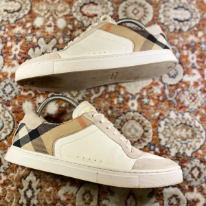 Burberry Skor - Hej! Säljer nu mina skor från märket Burberry , storlek 41,  bra skick, tveka inte på att höra av dig om du har frågor eller funderingar kring skorna!