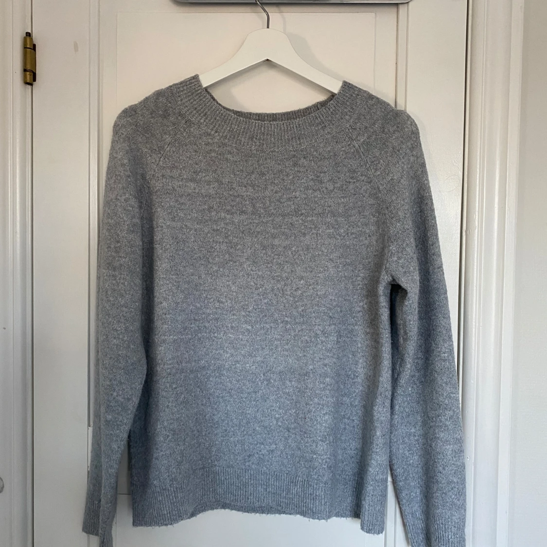 Grå stickad tröja från ONLY