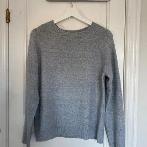 Grå stickad tröja från ONLY - Mysig grå stickad tröja från ONLY i storlek M. Perfekt för kyliga dagar med sin mjuka och bekväma passform. Tröjan har långa ärmar och ribbade kanter vid hals, ärmslut och nederkant. Enkelt och stilrent plagg som passar till det mesta! Tröjan är i nyskick, använd en gång, köpt för 275 kr men säljer för bara 150 kr💕