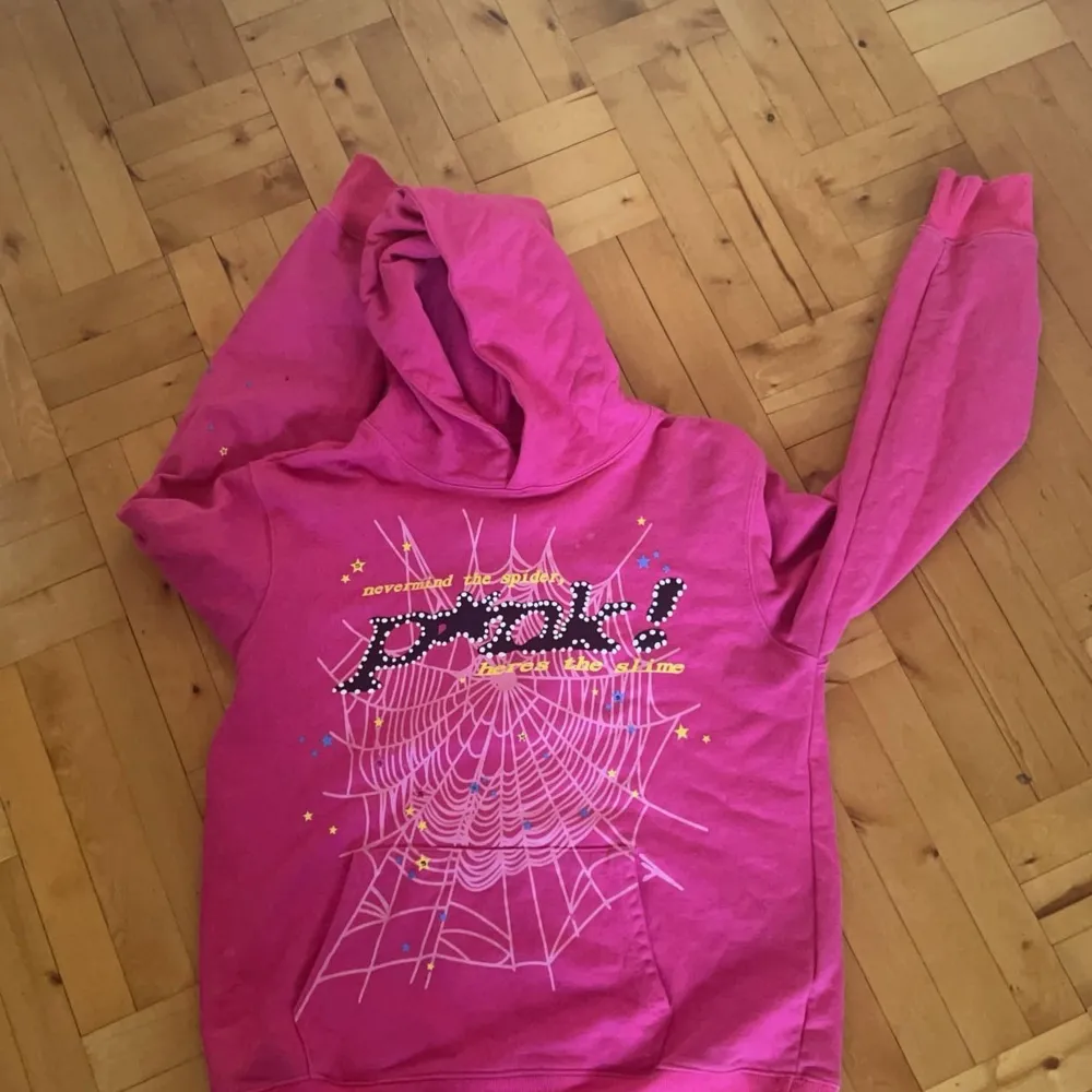 Säljer min sköna Sp5der hoodie, den är använd men i mycket bra skick väldigt skön och allmänt snygg tycker jag!. Tröjor & Koftor.