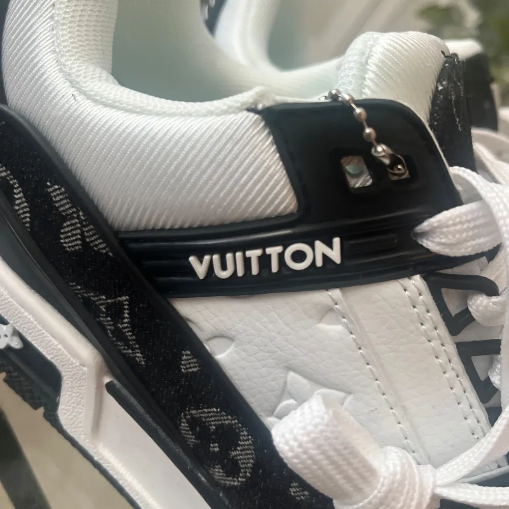 Säljer ett par snygga svartvita sneakers från Louis Vuitton. Helt nya, utan box.. Skor.