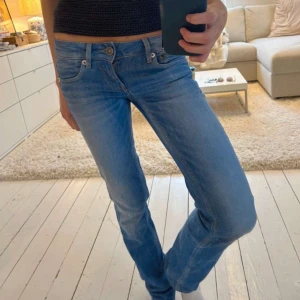 Lowaist jeans  - Blåa snygga lågmidjade utsvängda jeans från g-star. Storlek 26/32! 