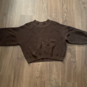 Brun stickad tröja från H&M - Säljer en mysig brun stickad tröja från H&M i storlek 146/152. Perfekt för höst och vinter med sin varma och bekväma design. Tröjan har långa ärmar och ribbade muddar vid ärmslut och nederkant. Passar både till vardags och mysiga hemmakvällar. 🧶🍂